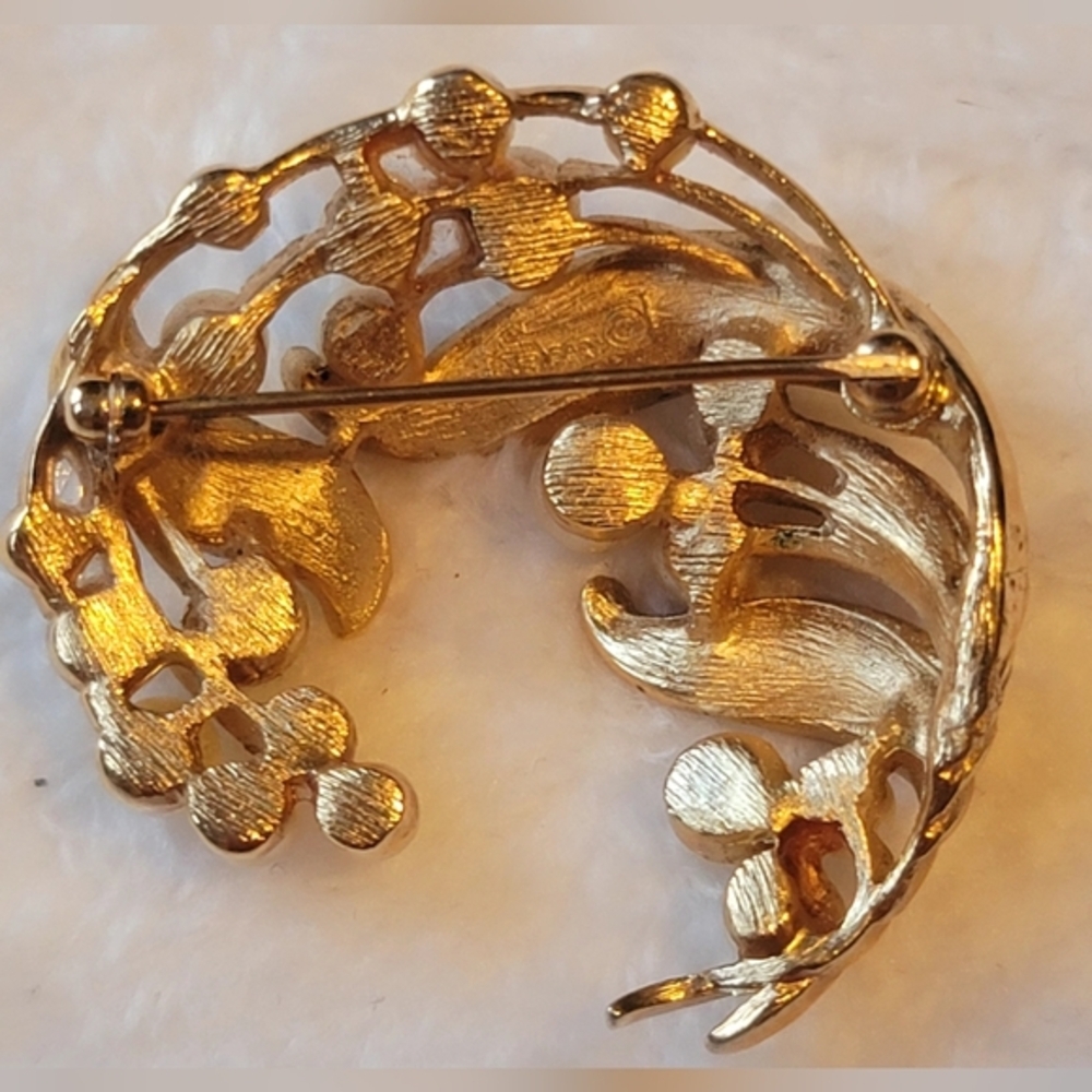 Vintage TRIFARI Gold Tone Faux Pearl Floral Leaf‎ Brooch/Pin - Picture 9 of 12